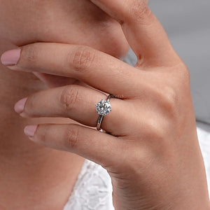 Round Soltaire Diamond Engagment Ring