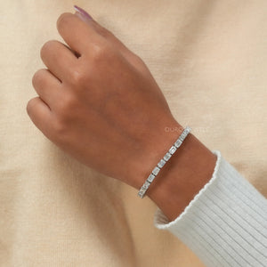 [A Women wearing Emerald Diamond Bracelet]-[Ouros Jewels]