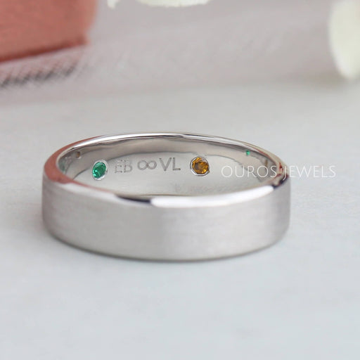 round cut gemstone inside diamond band 