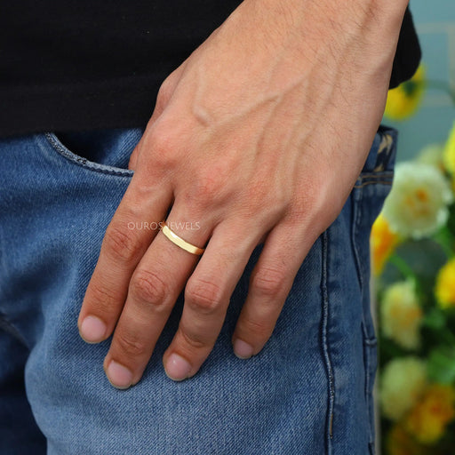 Mens wedding band in yellow gold 